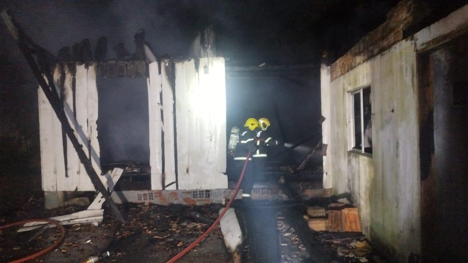 Incêndio destrói parte de residência abandonada em Rio do Sul