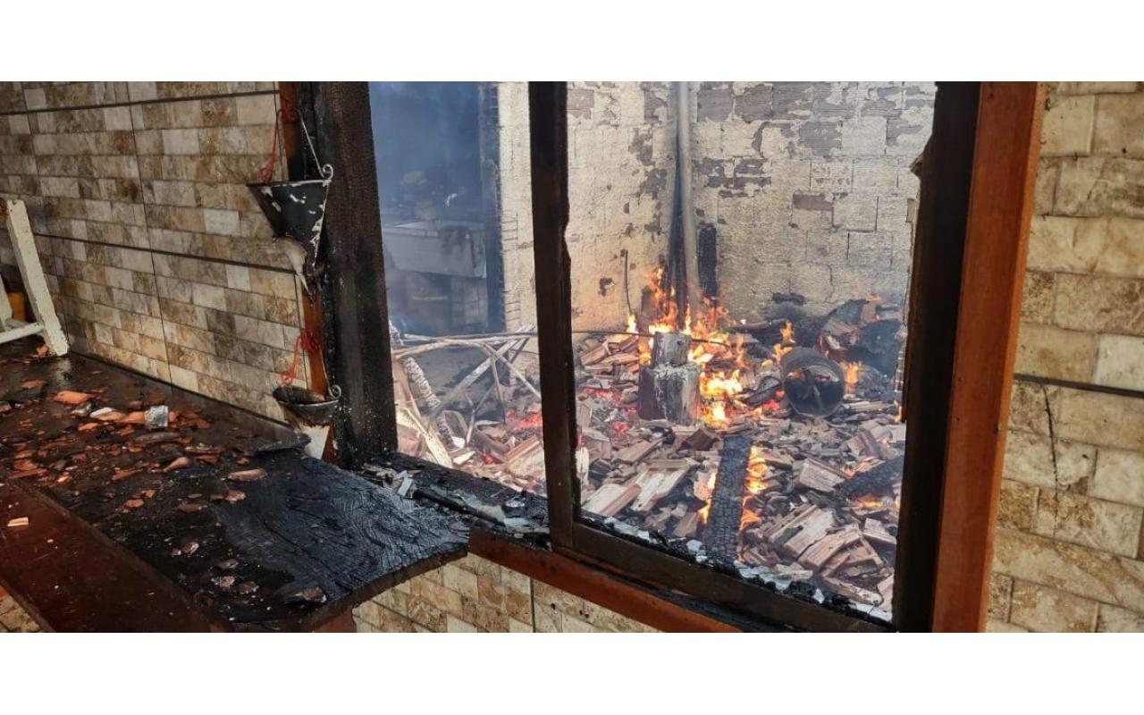 Incêndio destrói parte de residência em Ituporanga
