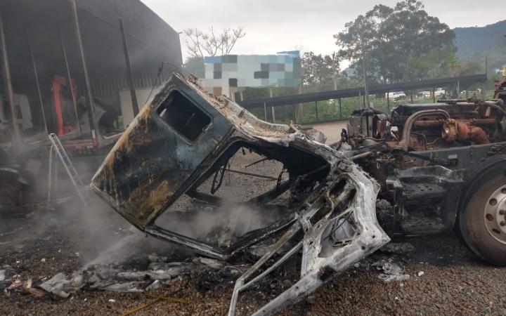 Incêndio destrói quatro caminhões em oficina mecânica de Rio do Sul