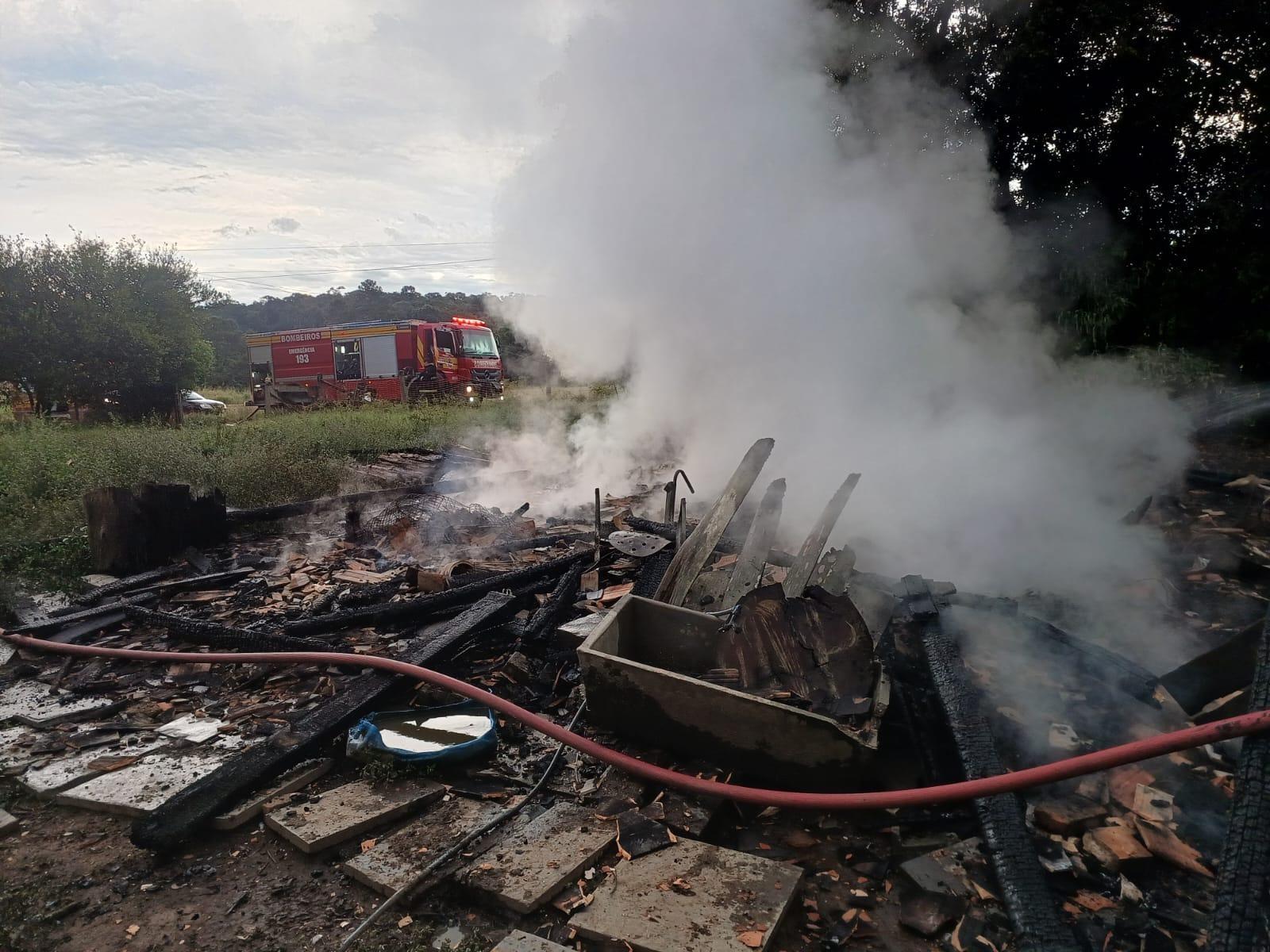 Incêndio destrói rancho e bombeiros utilizam 3 mil litros de água no combate