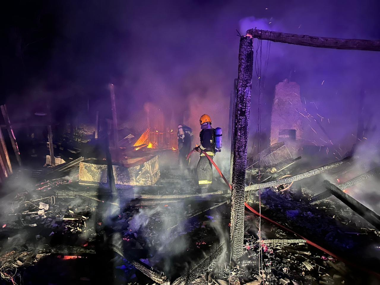 Incêndio destrói rancho de madeira no interior de Aurora