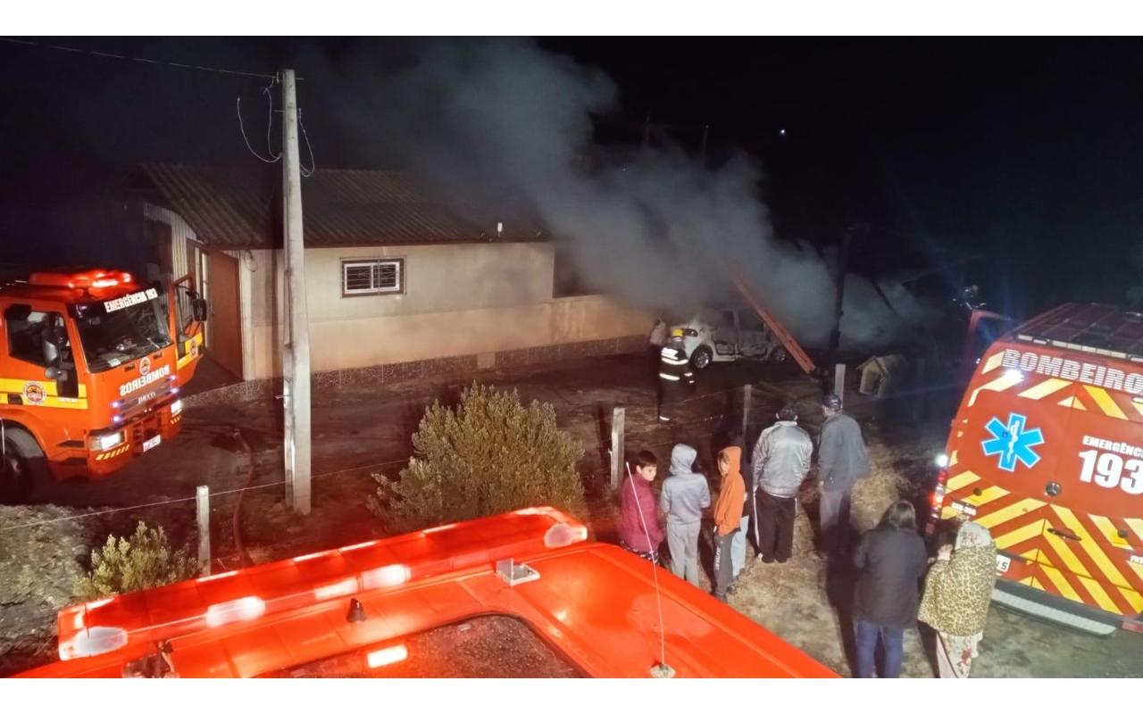 Incêndio destrói rancho e parte de residência em Bom Retiro