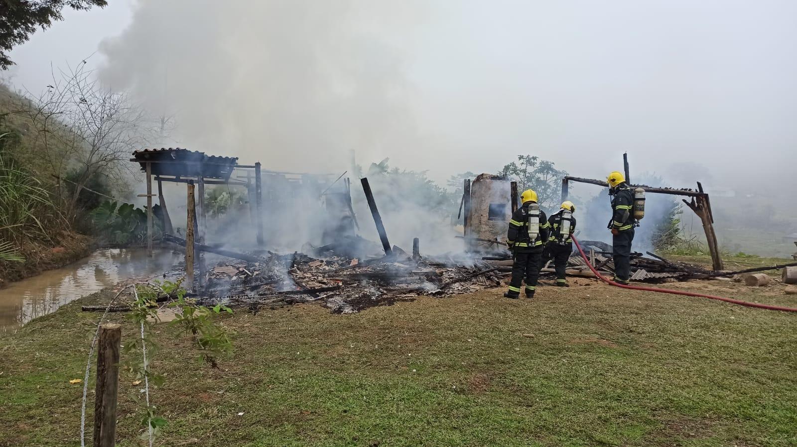 Incêndio destrói rancho em Aurora