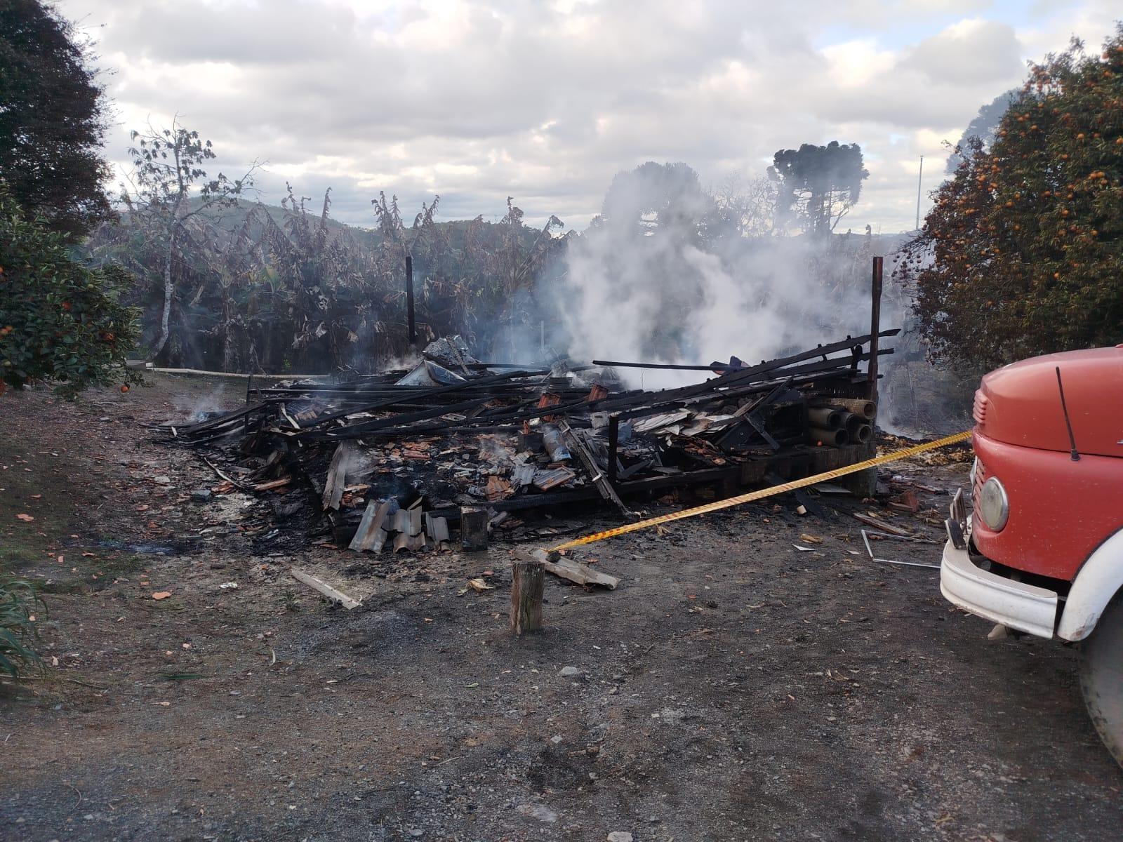 Incêndio destrói residência desabitada no interior de Chapadão do Lageado