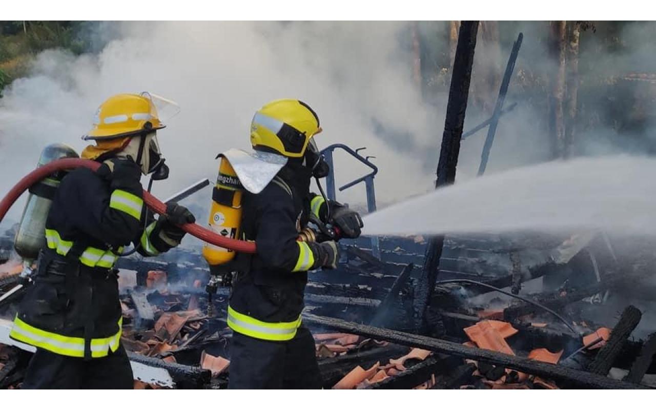 Incêndio destrói residência e prejuízo é de 180 mil reais 