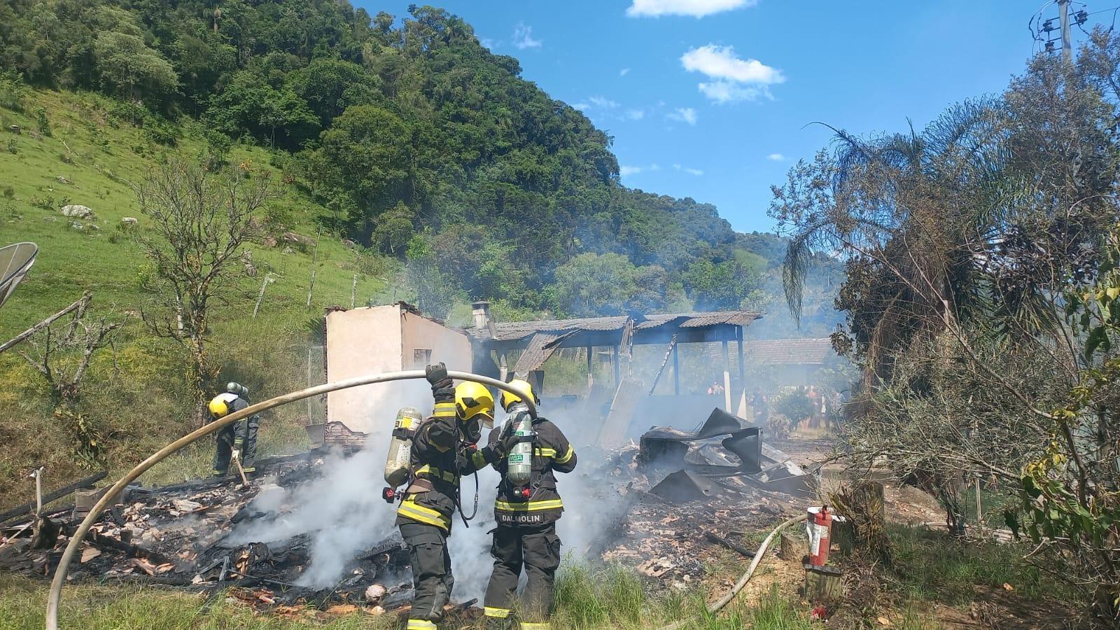 Incêndio destrói residência em Alfredo Wagner