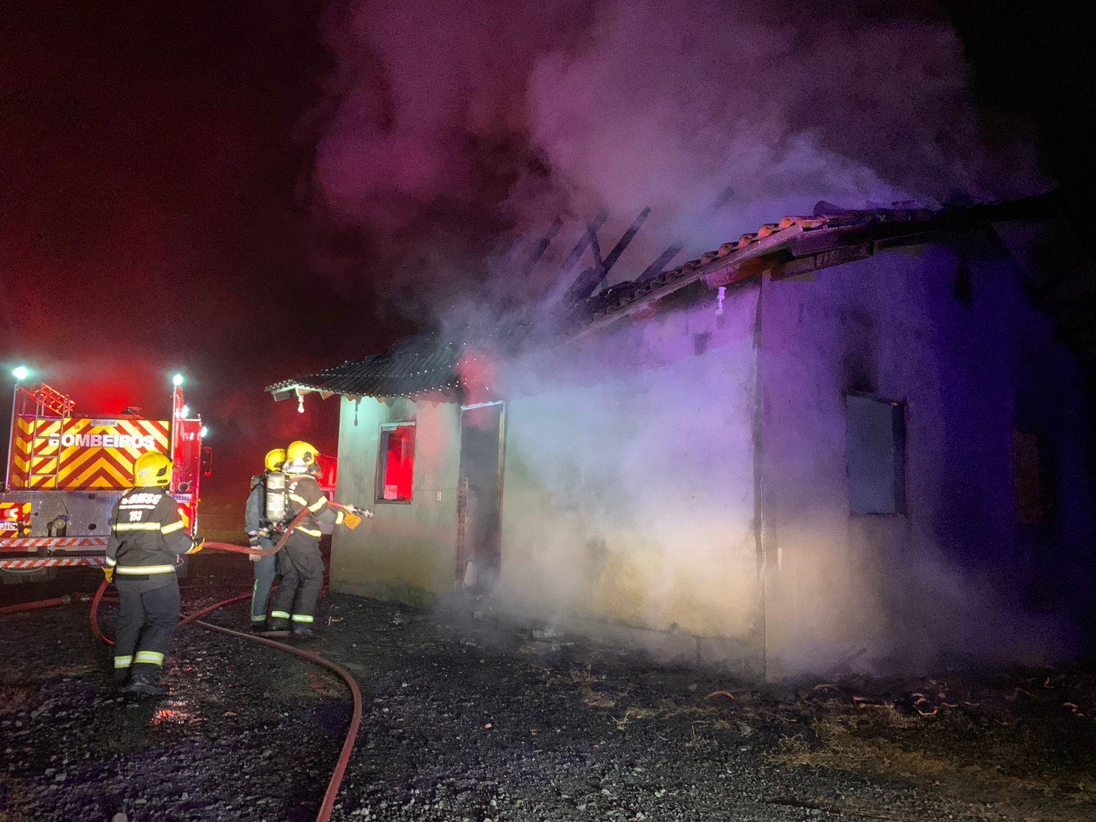Incêndio destrói residência em Aurora
