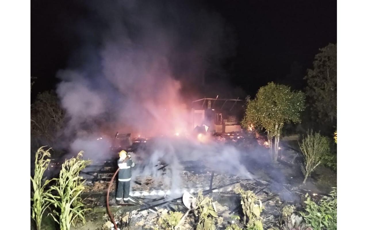 Incêndio destrói residência em Chapadão do Lageado
