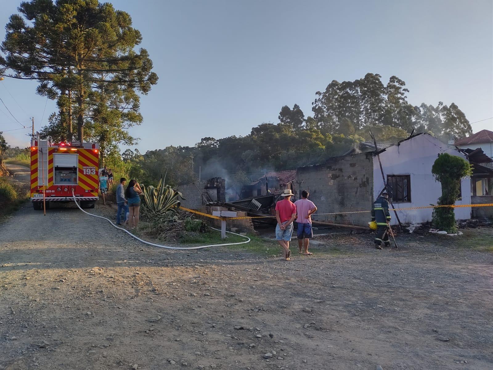 Incêndio destrói residência em Chapadão do Lageado 
