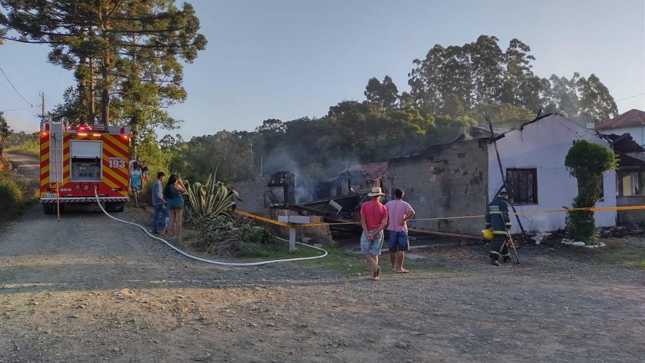 Incêndio destrói residência em Chapadão do Lageado 
