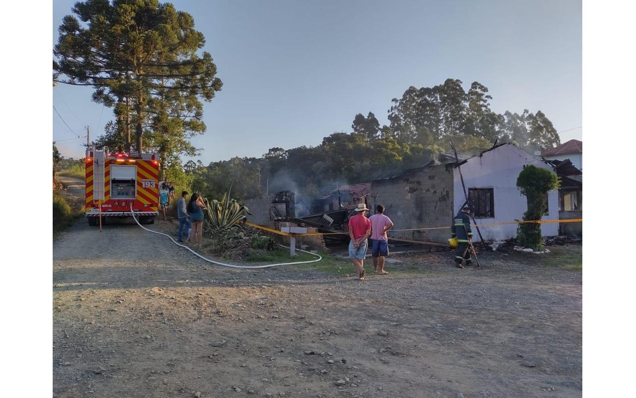 Incêndio destrói residência em Chapadão do Lageado 