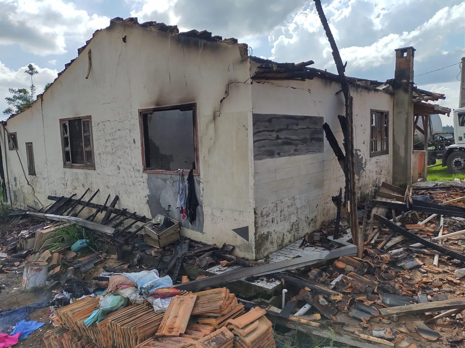 Incêndio destrói residência em Imbuia