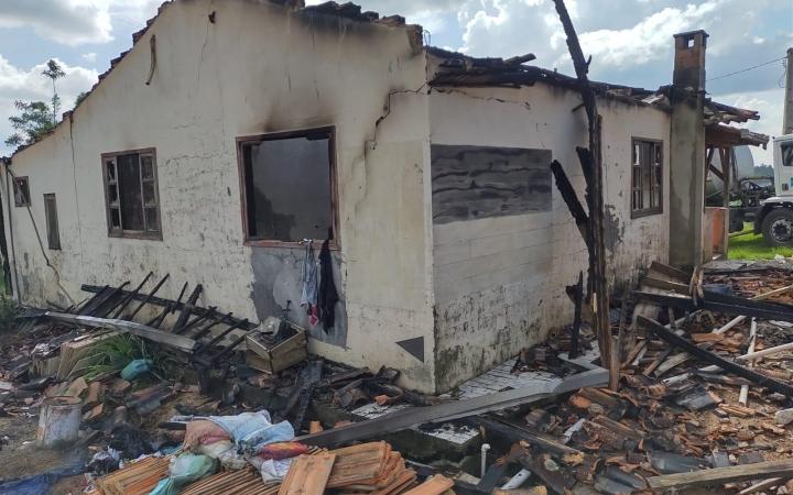 Incêndio destrói residência em Imbuia