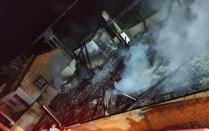 Incêndio destrói residência em Ituporanga