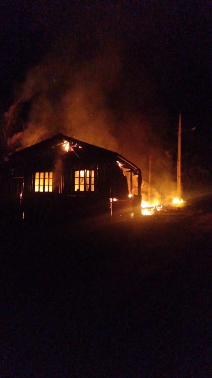 Incêndio destrói residência em Leoberto Leal