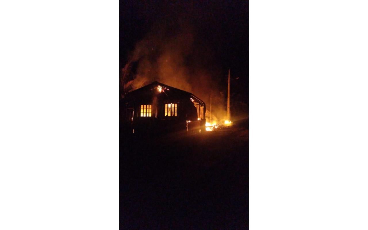 Incêndio destrói residência em Leoberto Leal