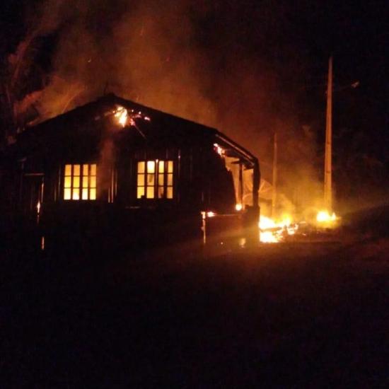 Incêndio destrói residência em Leoberto Leal
