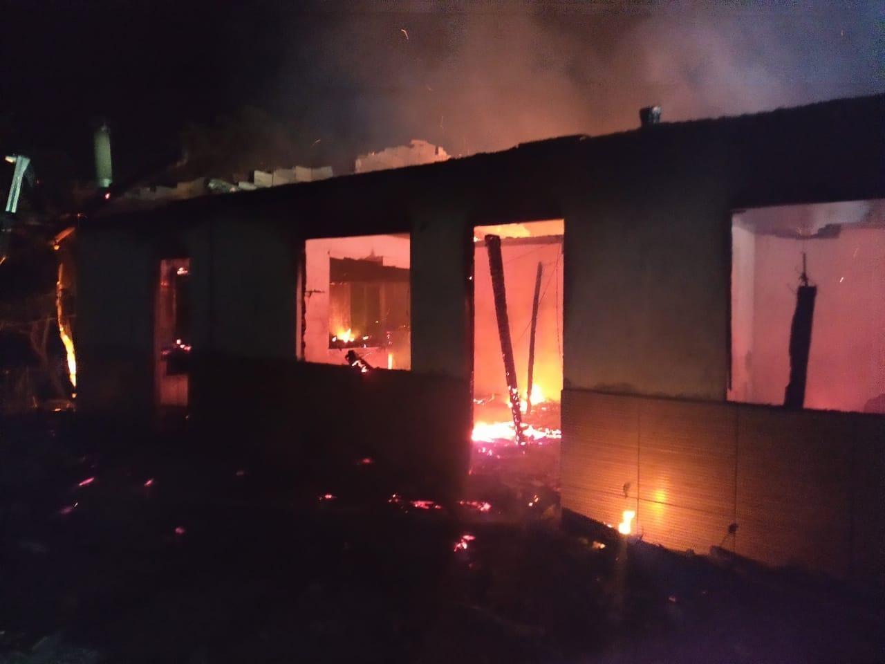 Incêndio destrói residência em Petrolândia 