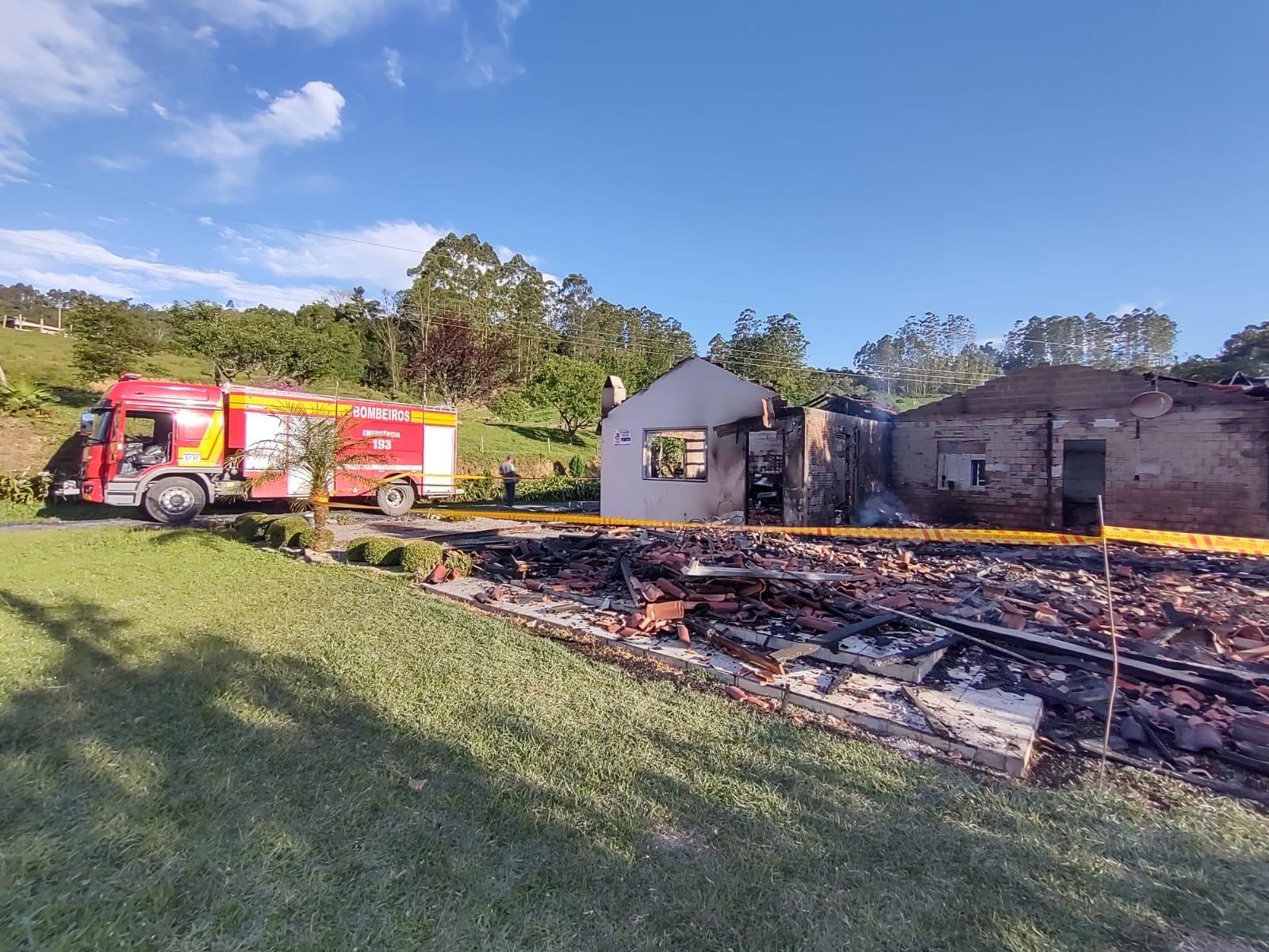 Incêndio destrói residência em Rio Bonito Ituporanga