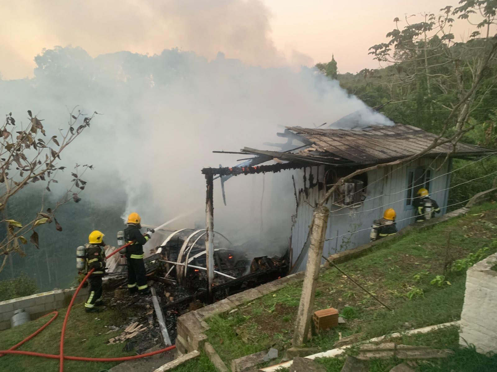 Incêndio destrói residência no bairro Boa Vista em Rio do Sul