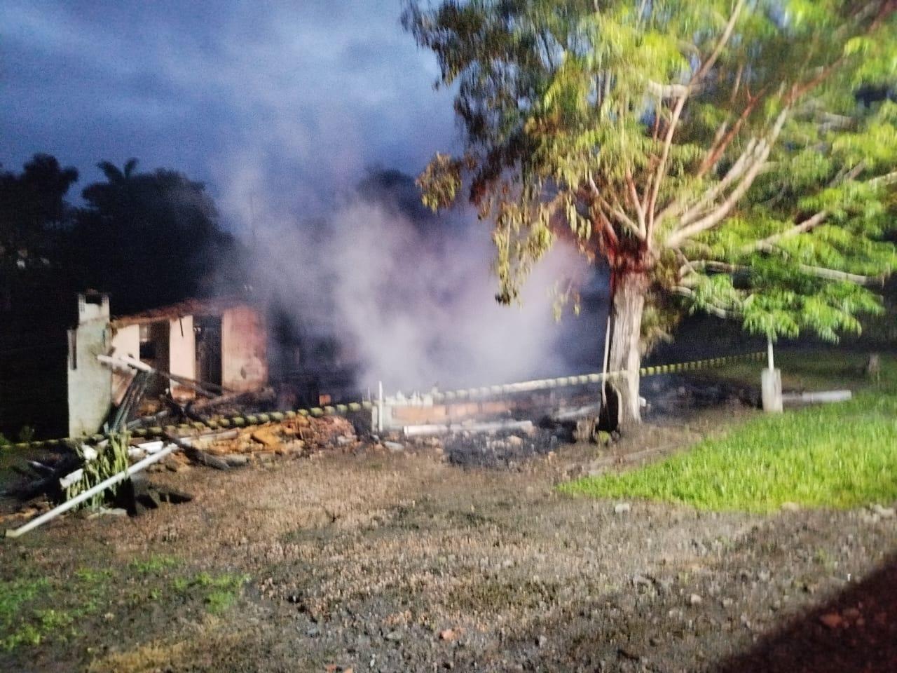 Incêndio destrói residência no interior de Chapadão do Lageado