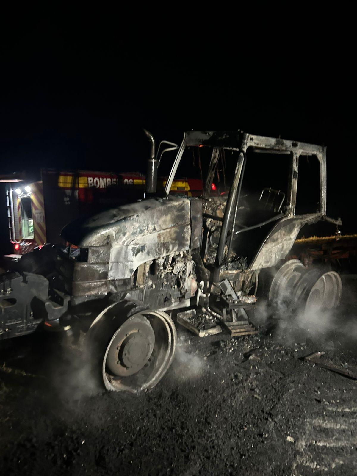 Incêndio destrói trator em Vidal Ramos