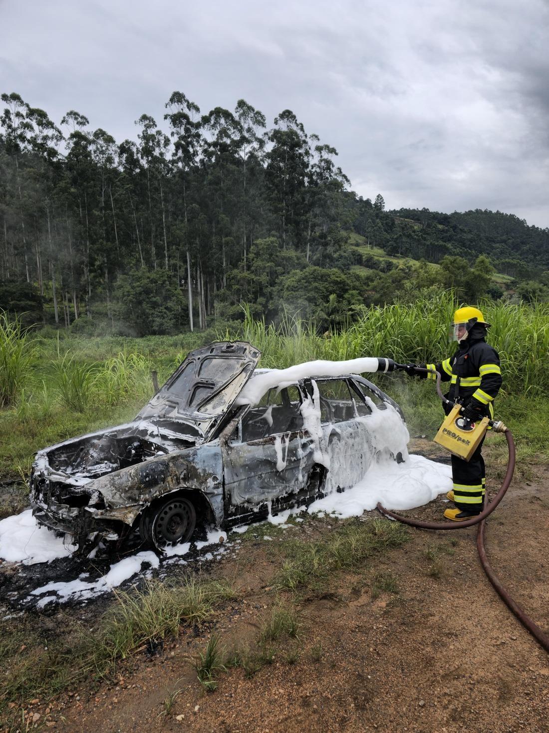 Incêndio destrói veículo no Alto Vale