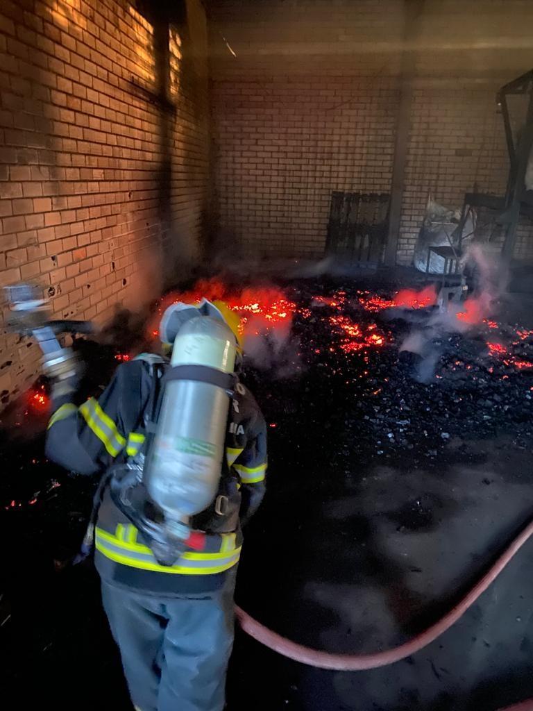 Incêndio é registrado em fábrica de carvão