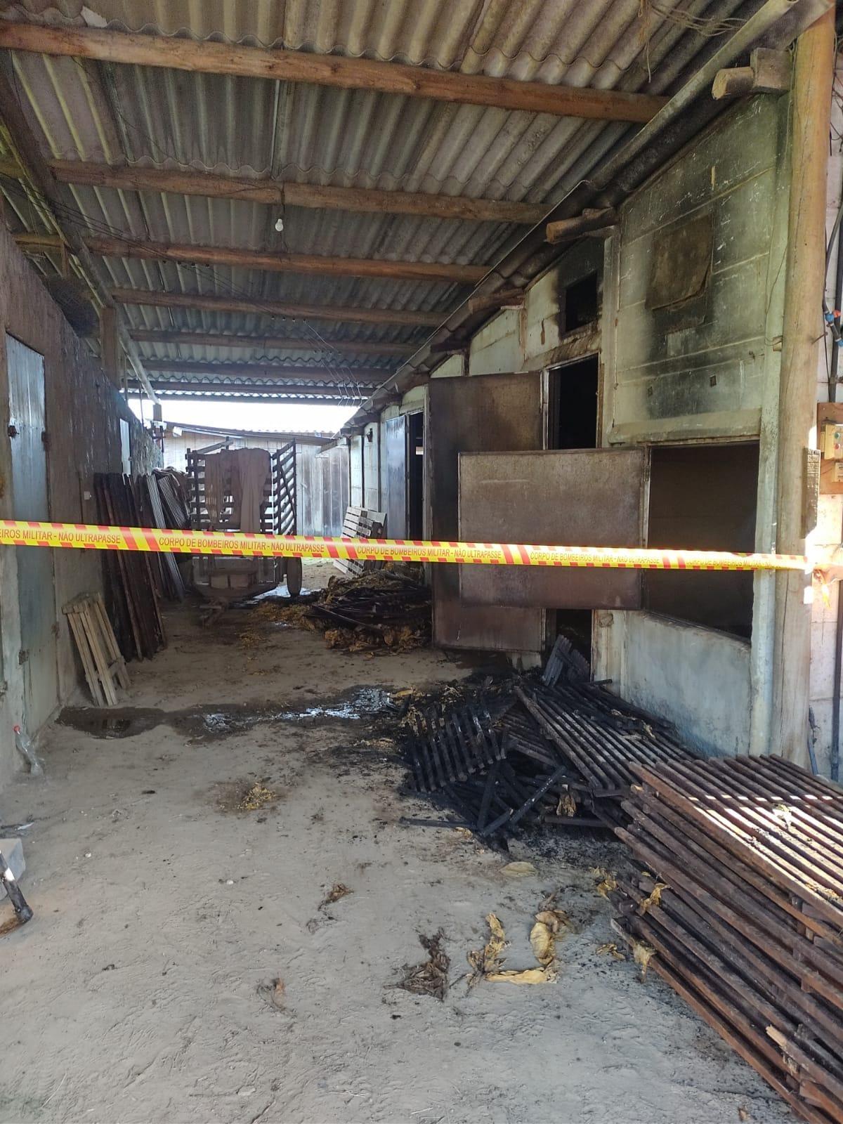 Incêndio em estufa de fumo em Ituporanga é controlado pelo Corpo de Bombeiros