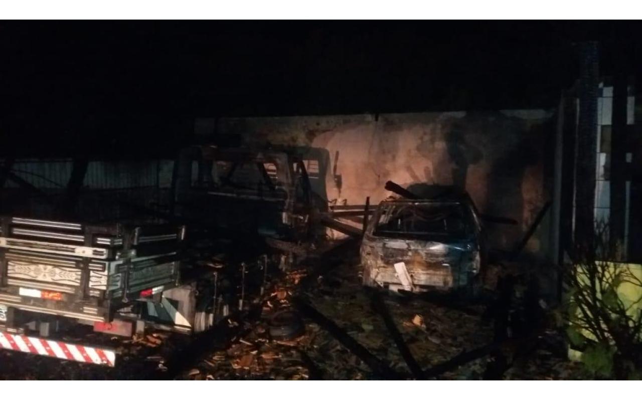 Incêndio em garagem destrói dois veículos em Imbuia