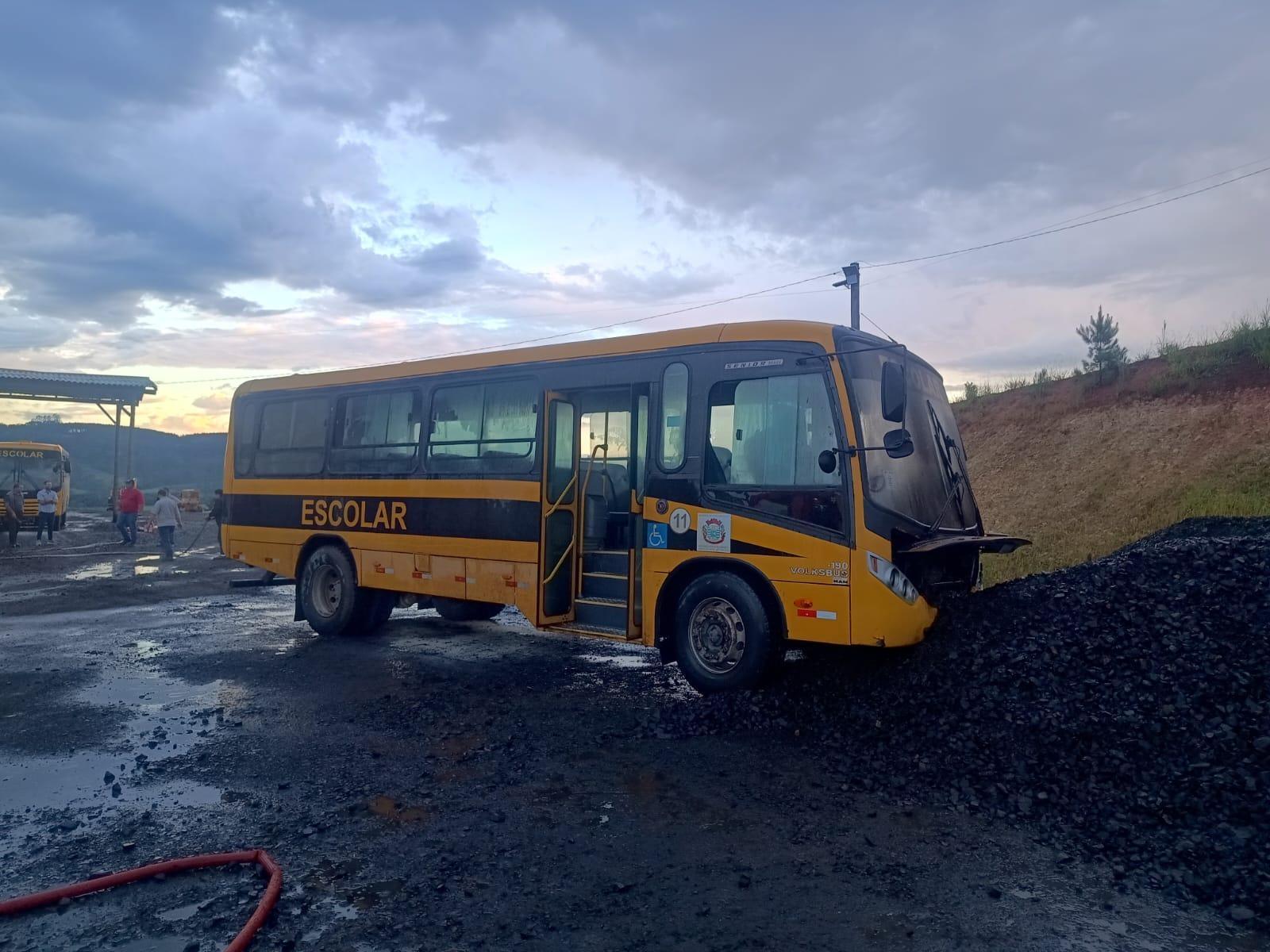 Bombeiros combatem incêndio em ônibus escolar