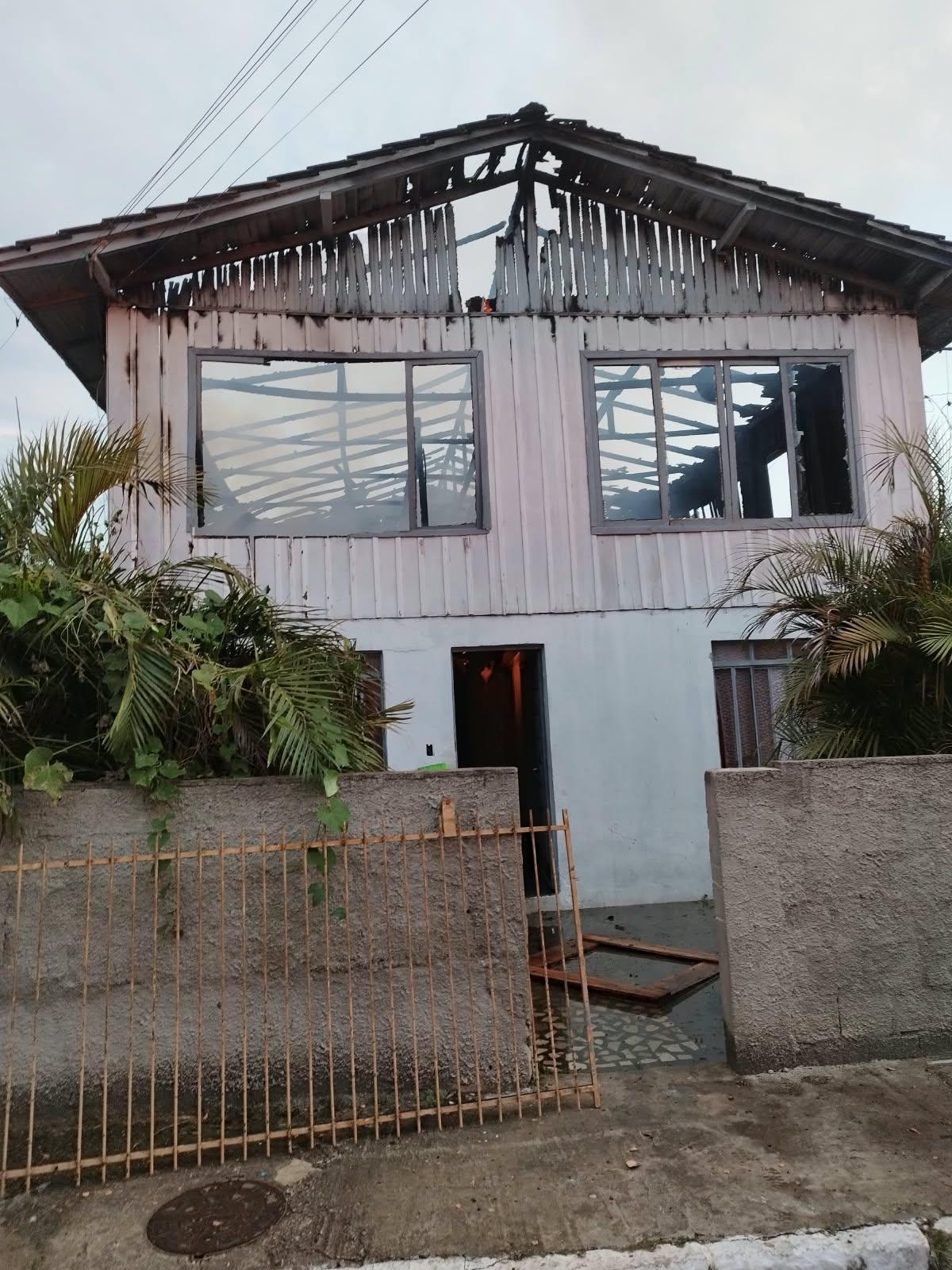 Incêndio em residência deixa uma pessoa ferida em Rio do Sul