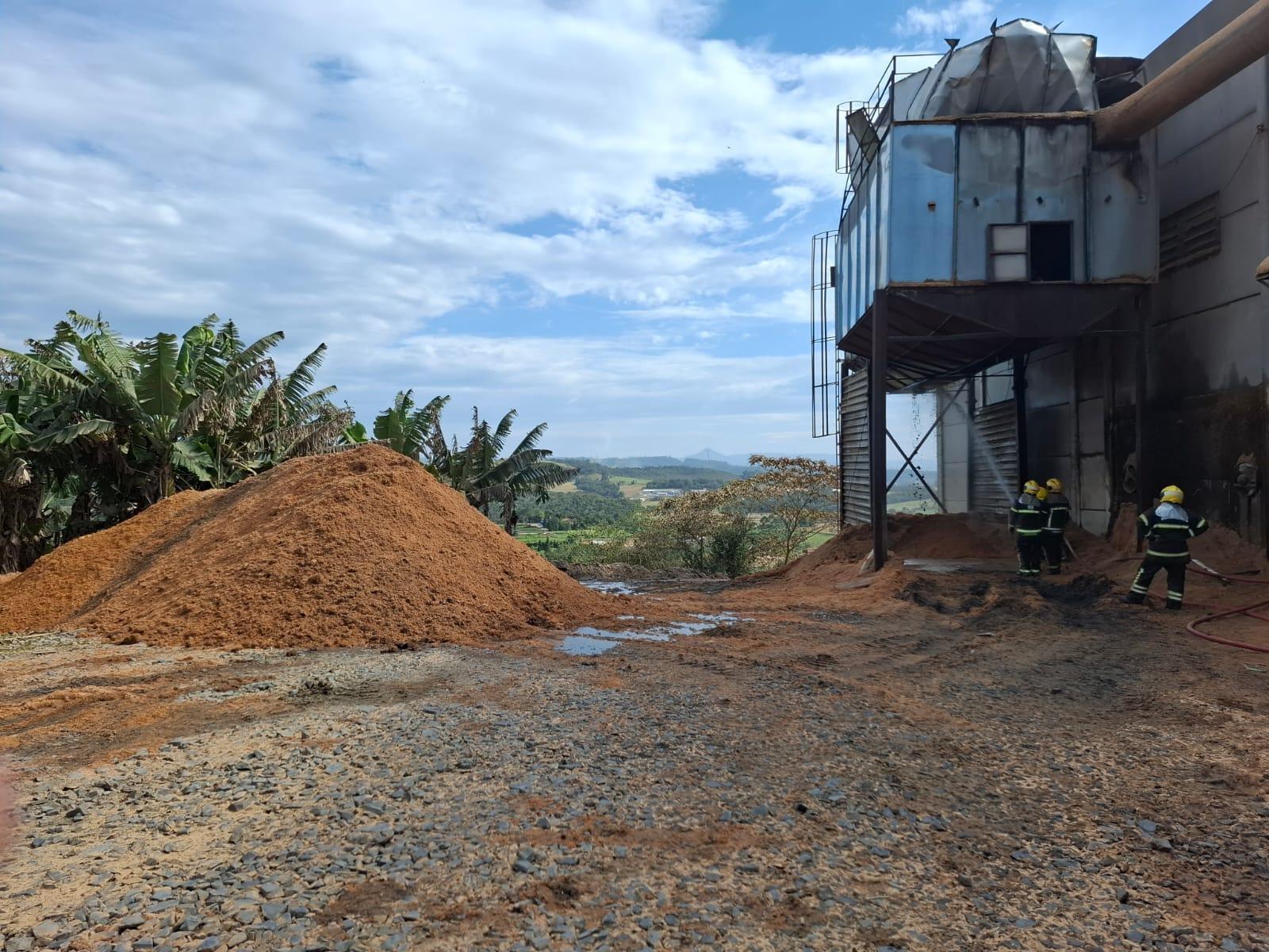 Incêndio em silo mobiliza bombeiros por cerca de 10 horas; prejuízo estimado é de R$ 100 mil