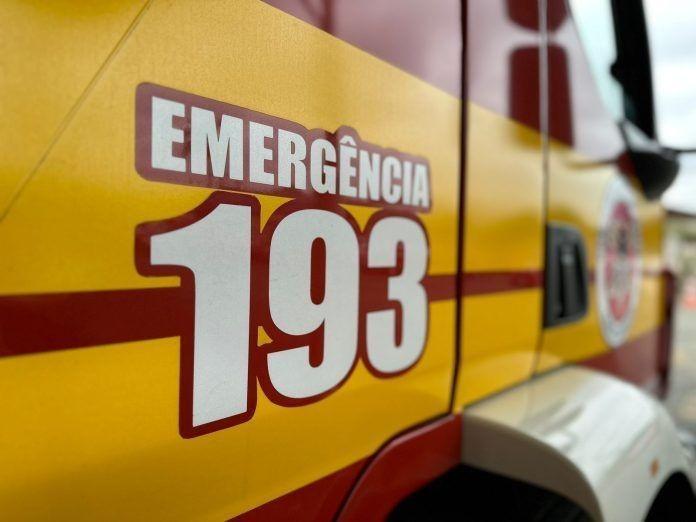 Incêndio em terreno baldio atinge edificação comercial em Alfredo Wagner