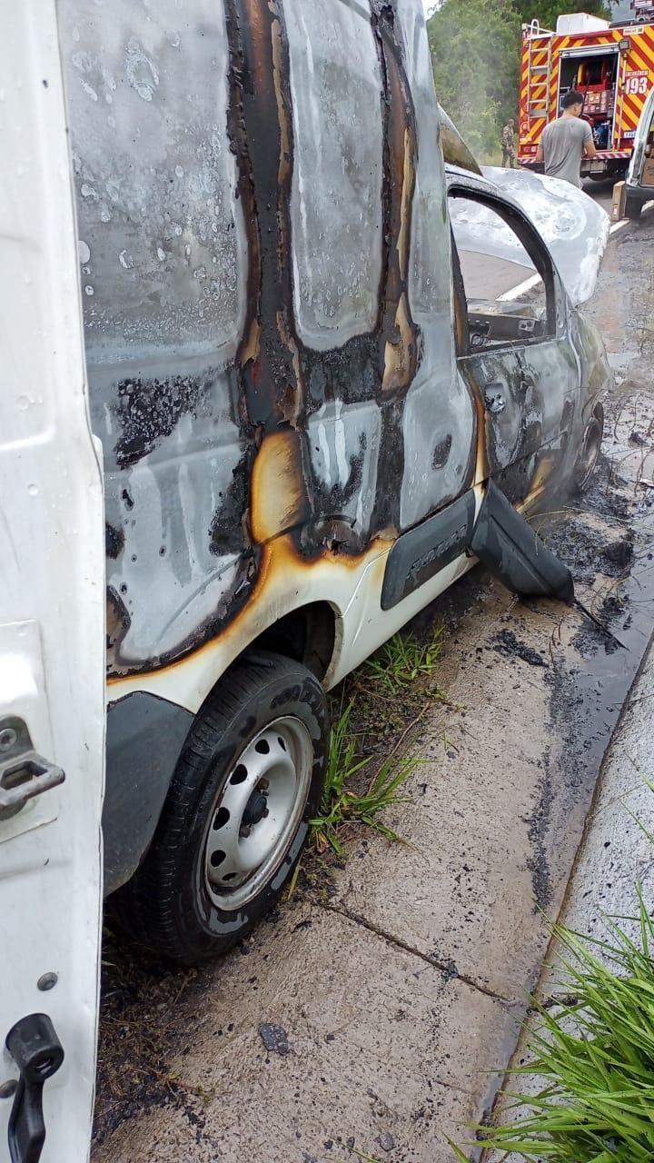 Incêndio em veículo mobiliza bombeiros em Bom Retiro
