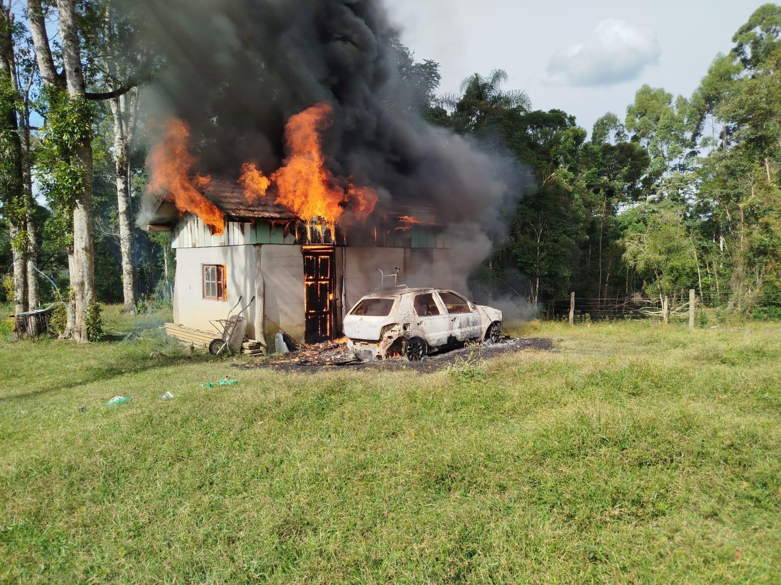 Incêndio iniciado em carro atinge construção em sítio de Imbuia