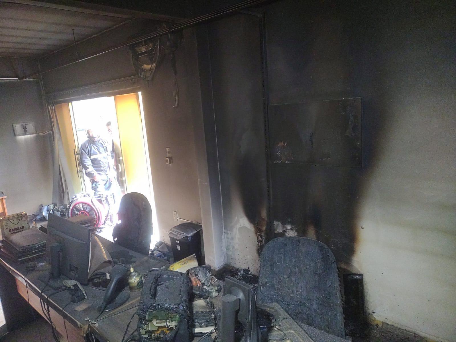  Incêndio na prefeitura de Petrolândia irá comprometer atendimento ao público 