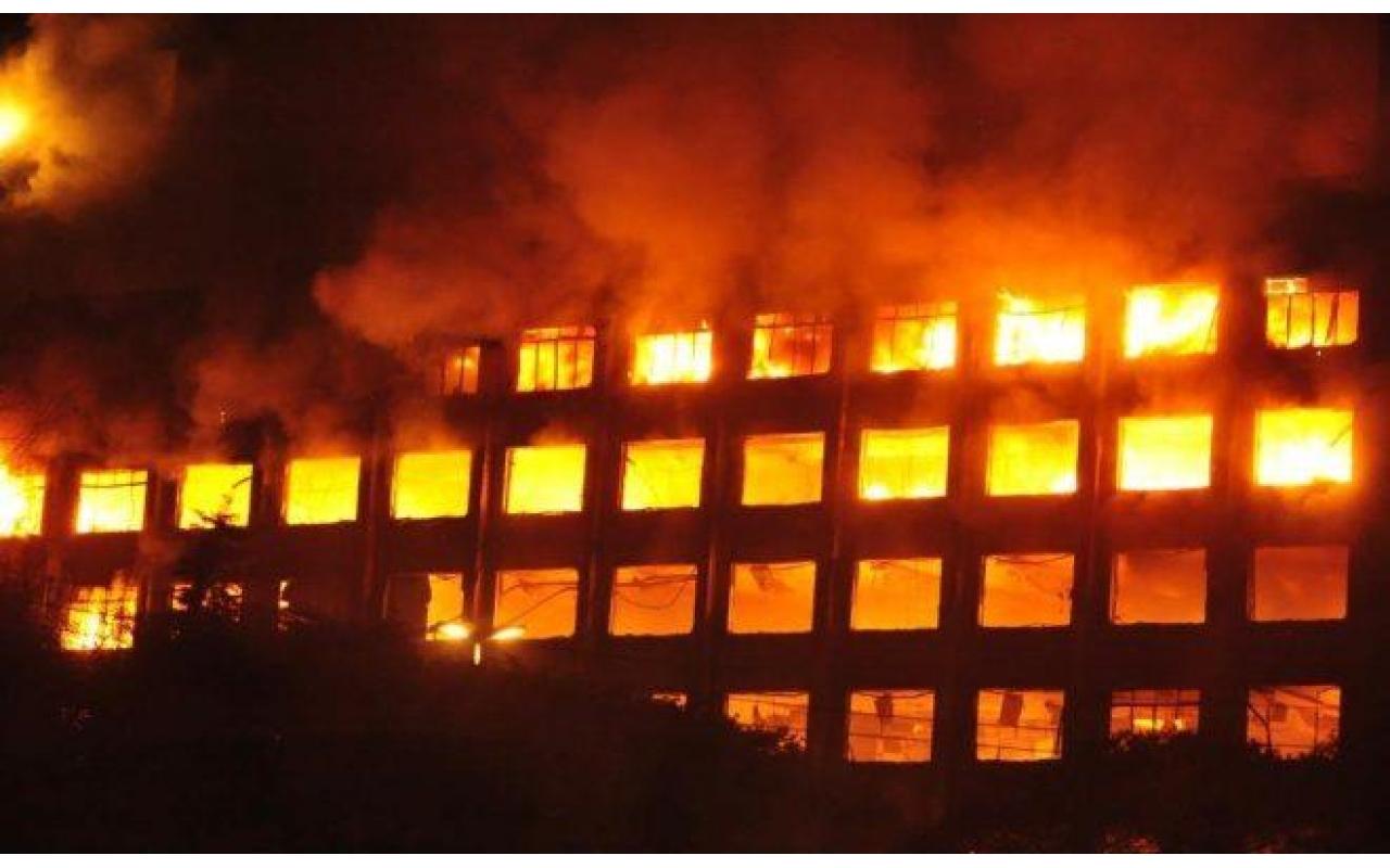 Incêndio provoca desabamento parcial do prédio da SSP de Porto Alegre