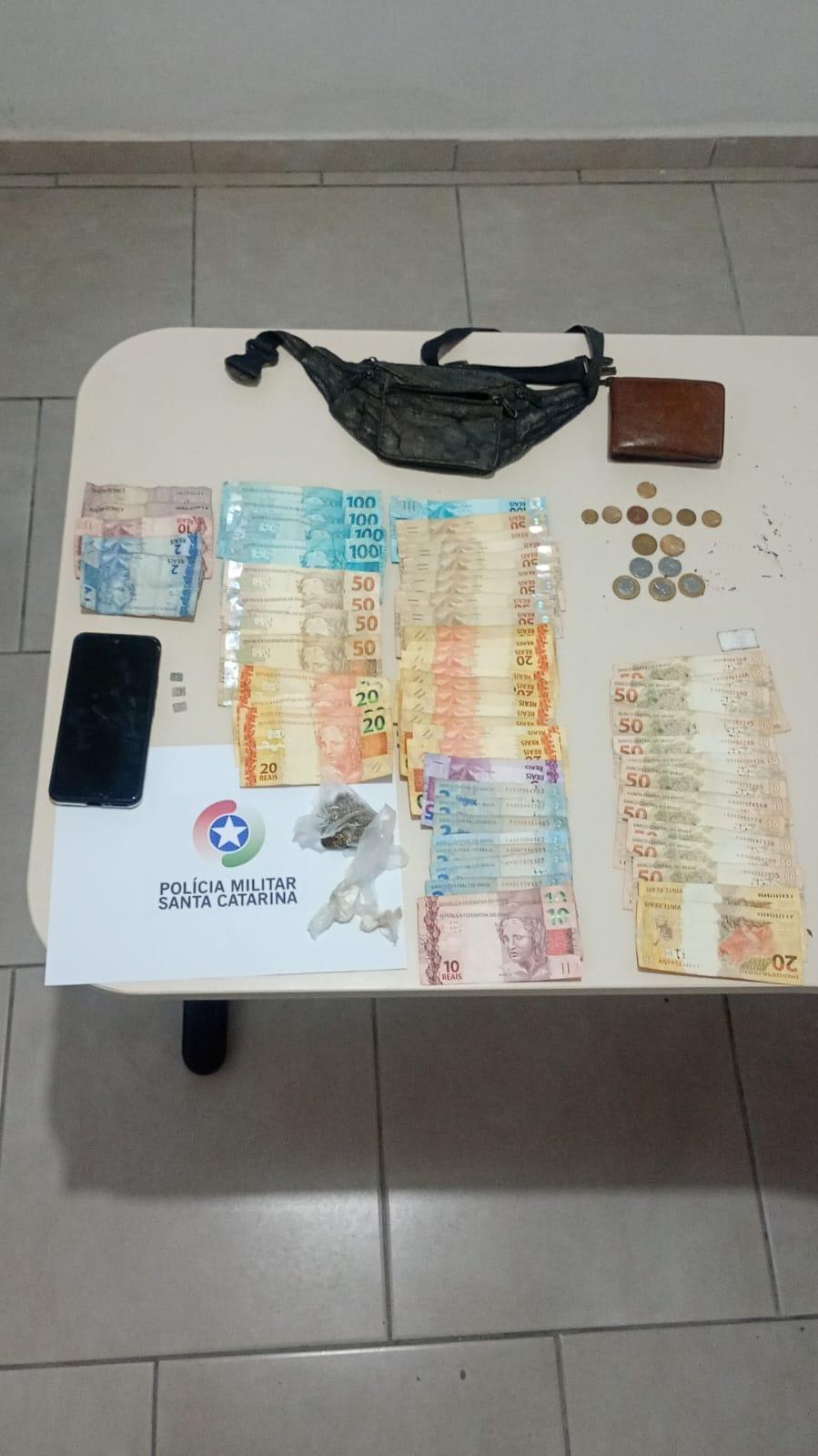 Infração de trânsito leva polícia a descobrir drogas e alta quantia em dinheiro escondidas em veículo