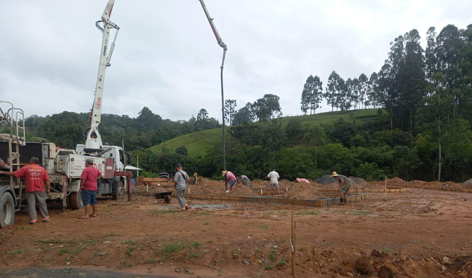 Inicia processo de concretagem do fundamento do Centro Educacional Perimbó em Petrolândia