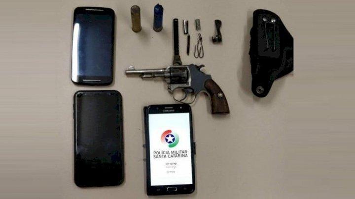 Irmãos são presos com arma de fogo no Centro de Ituporanga