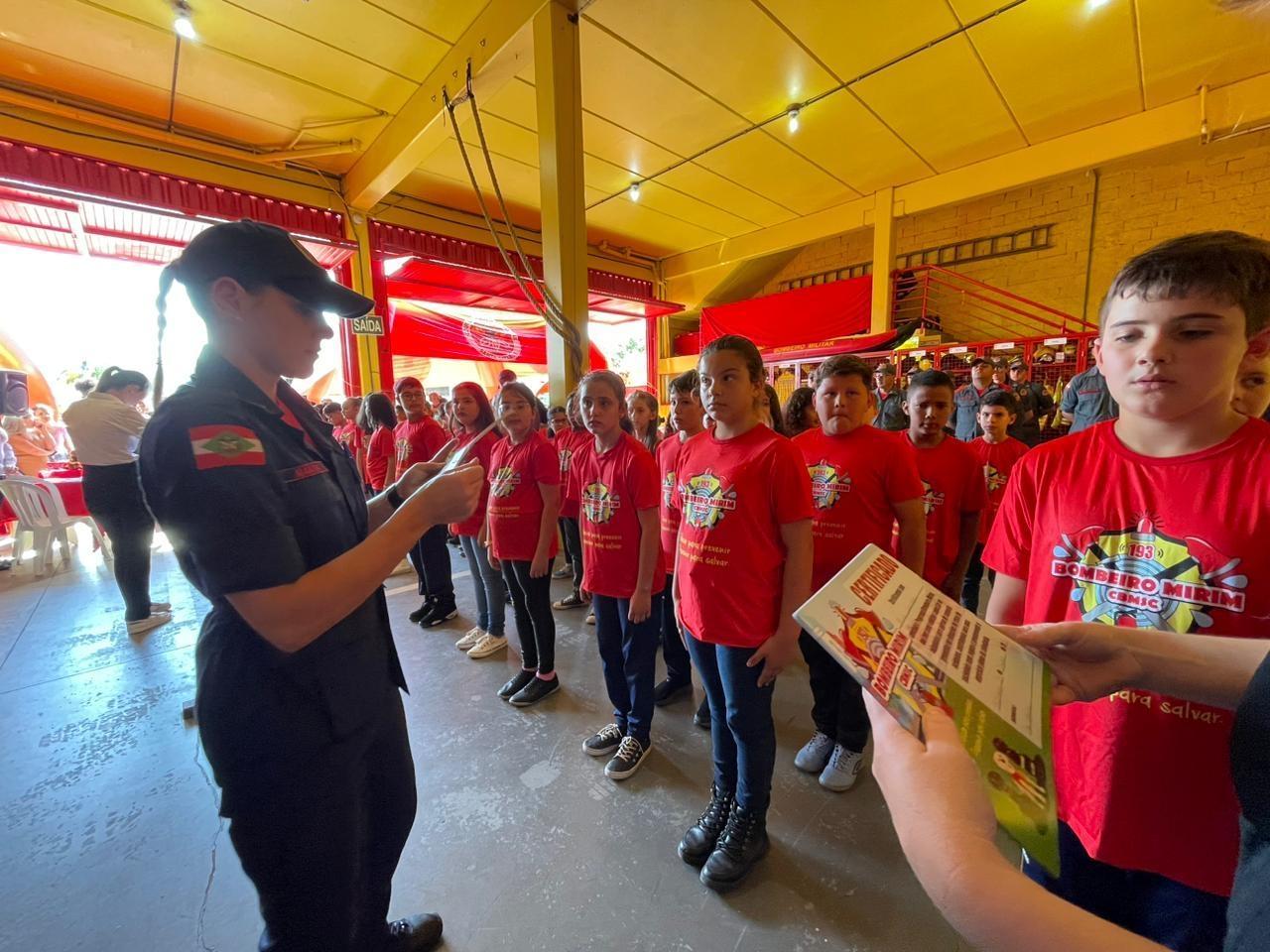Bombeiros Mirins se formam e Bombeiros Comunitários são promovidos em Ituporanga