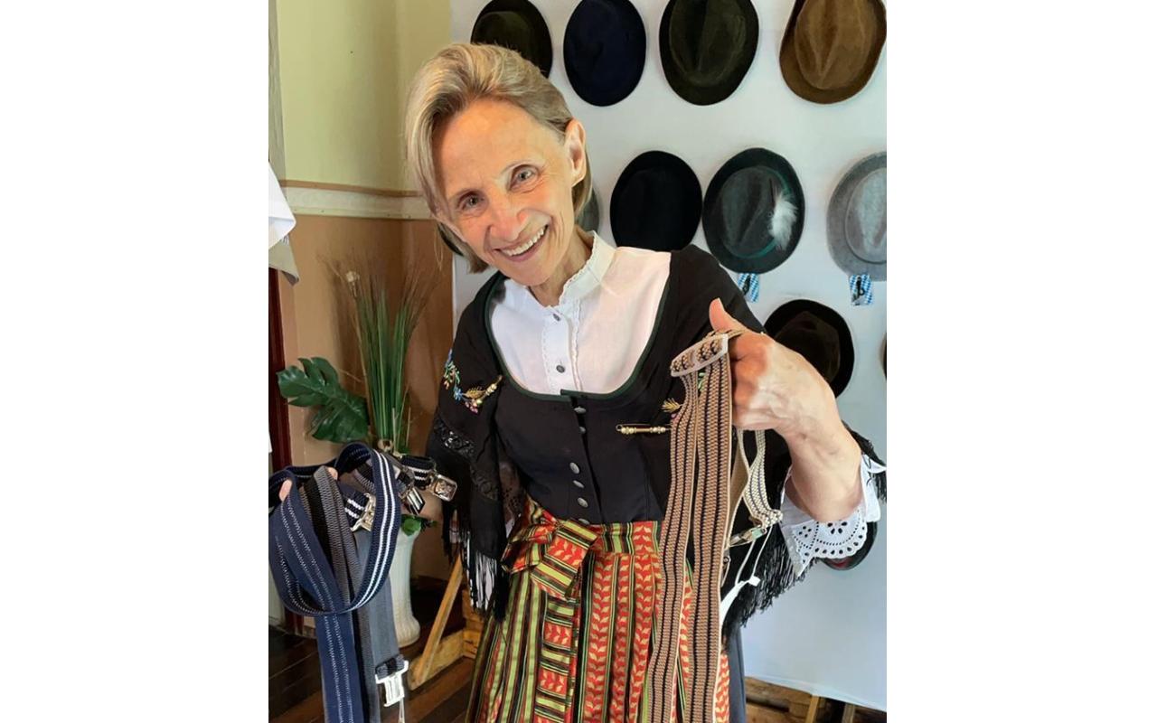 Ituporanguense apaixonada pela cultura germânica confecciona e promove bazar de roupas típicas alemãs