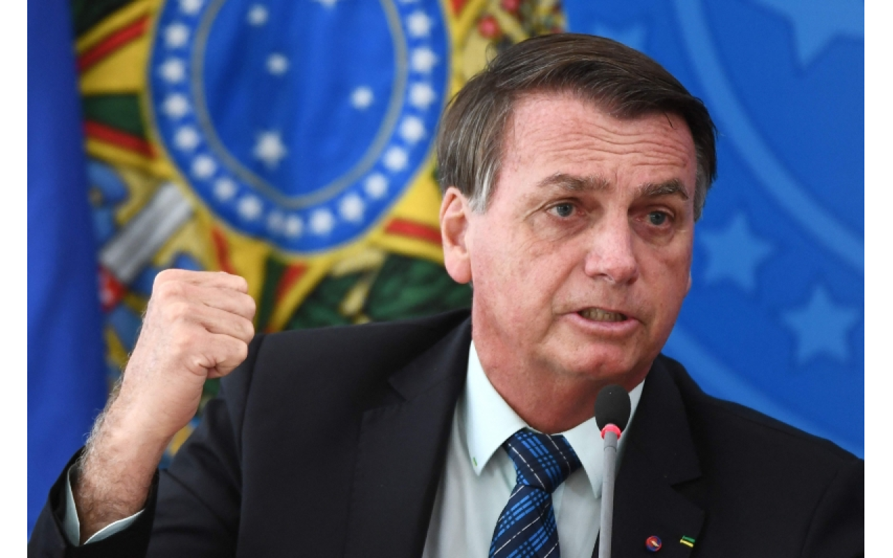Jair Bolsonaro volta a defender o fim do horário de verão