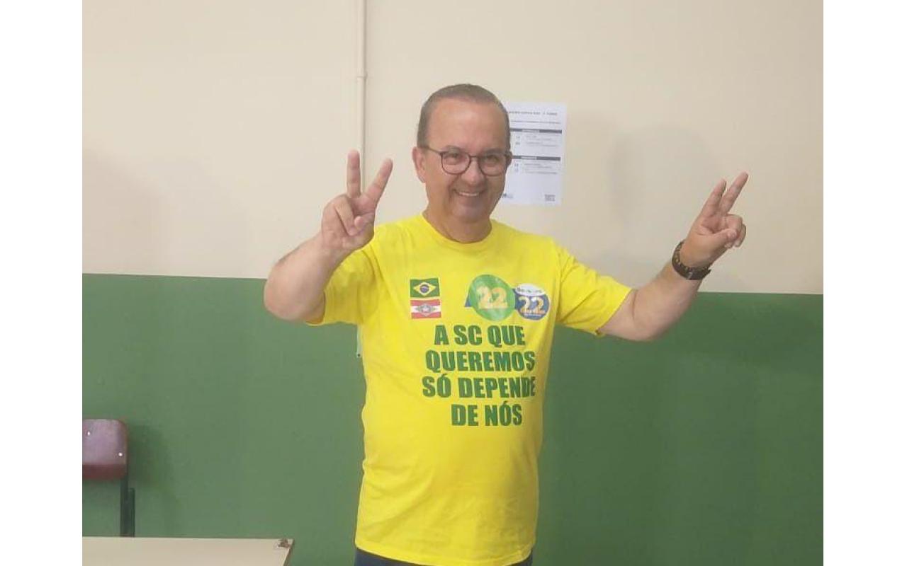 Jorginho Mello vota em Herval do Oeste e se diz esperançoso