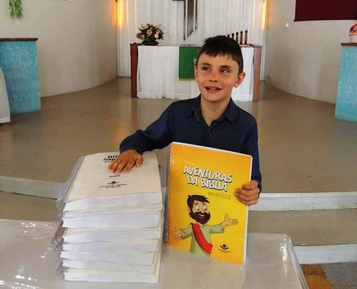 Jovem de Ituporanga recebe Bíblia em Braile