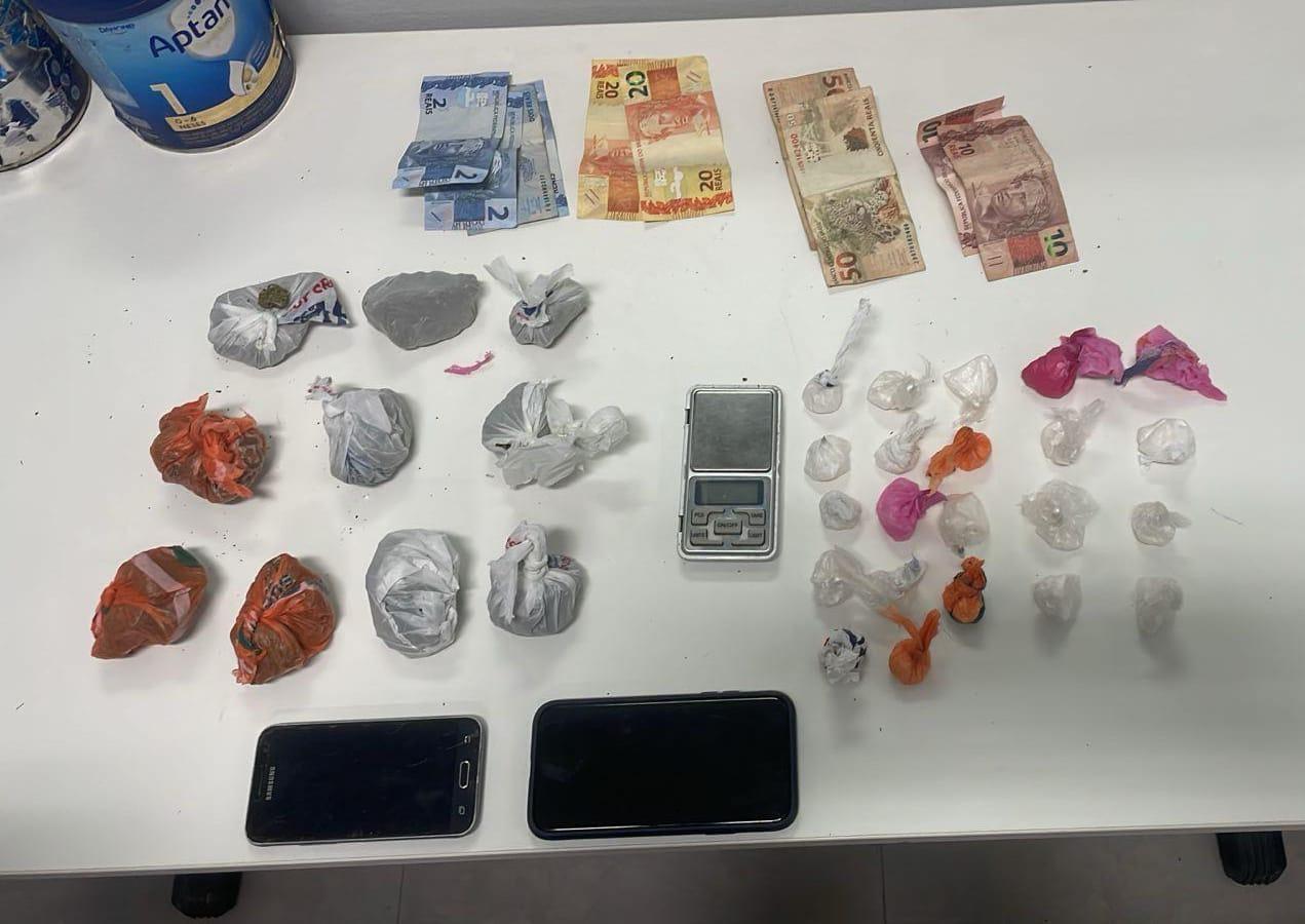 Jovem é preso por tráfico de drogas e dirigir sem habilitação em Aurora