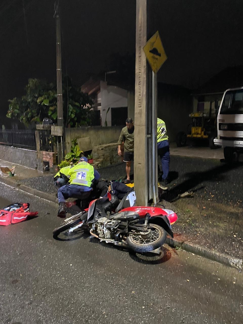 Jovem fica gravemente ferido após colisão de motocicleta contra poste