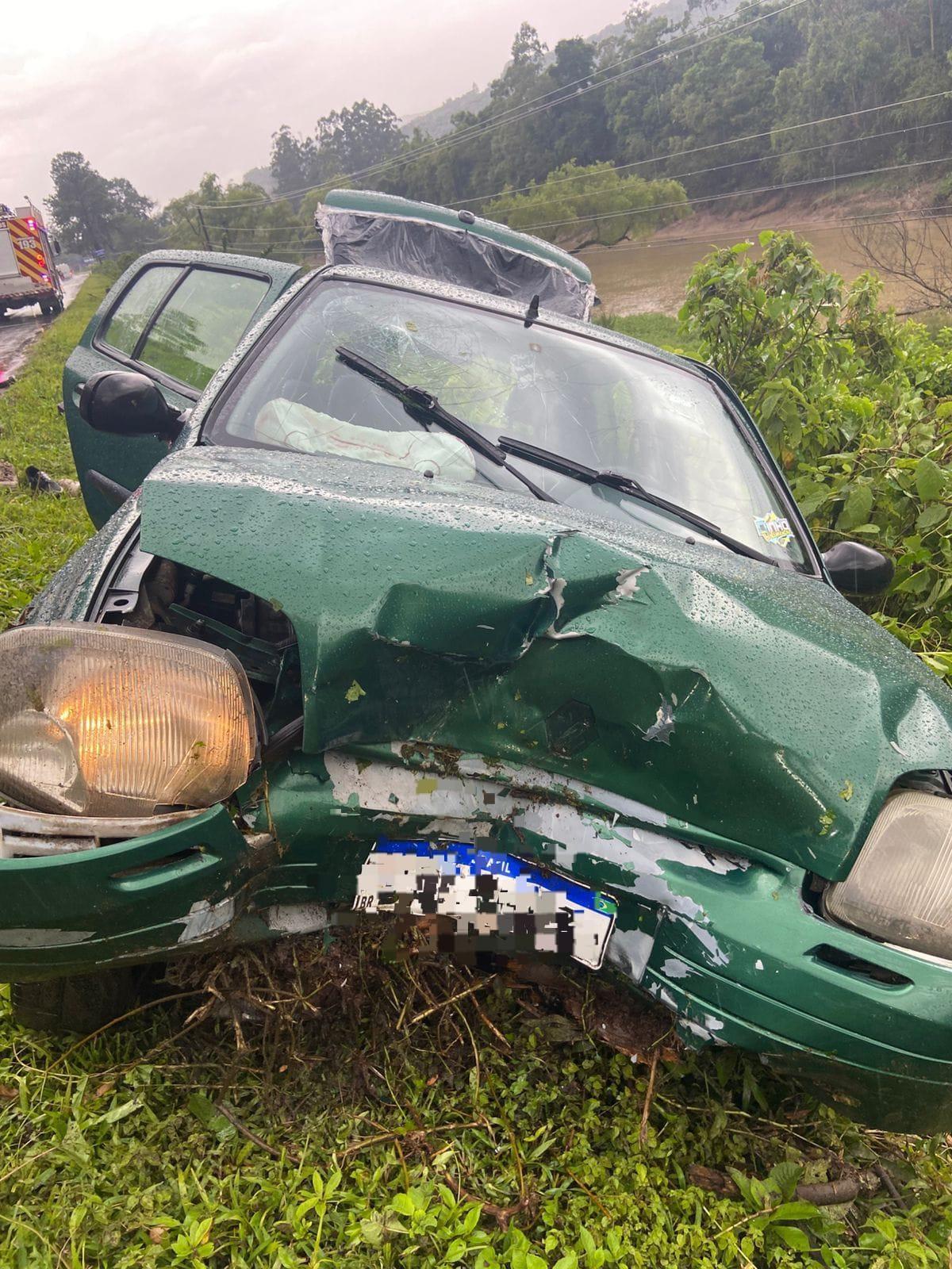 Jovem fica gravemente ferido após saída de pista