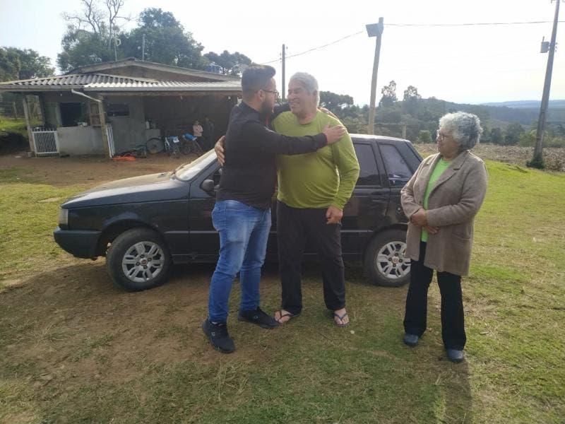 Jovem ganha carro em rifa, conserta o veículo e devolve ao dono em SC 